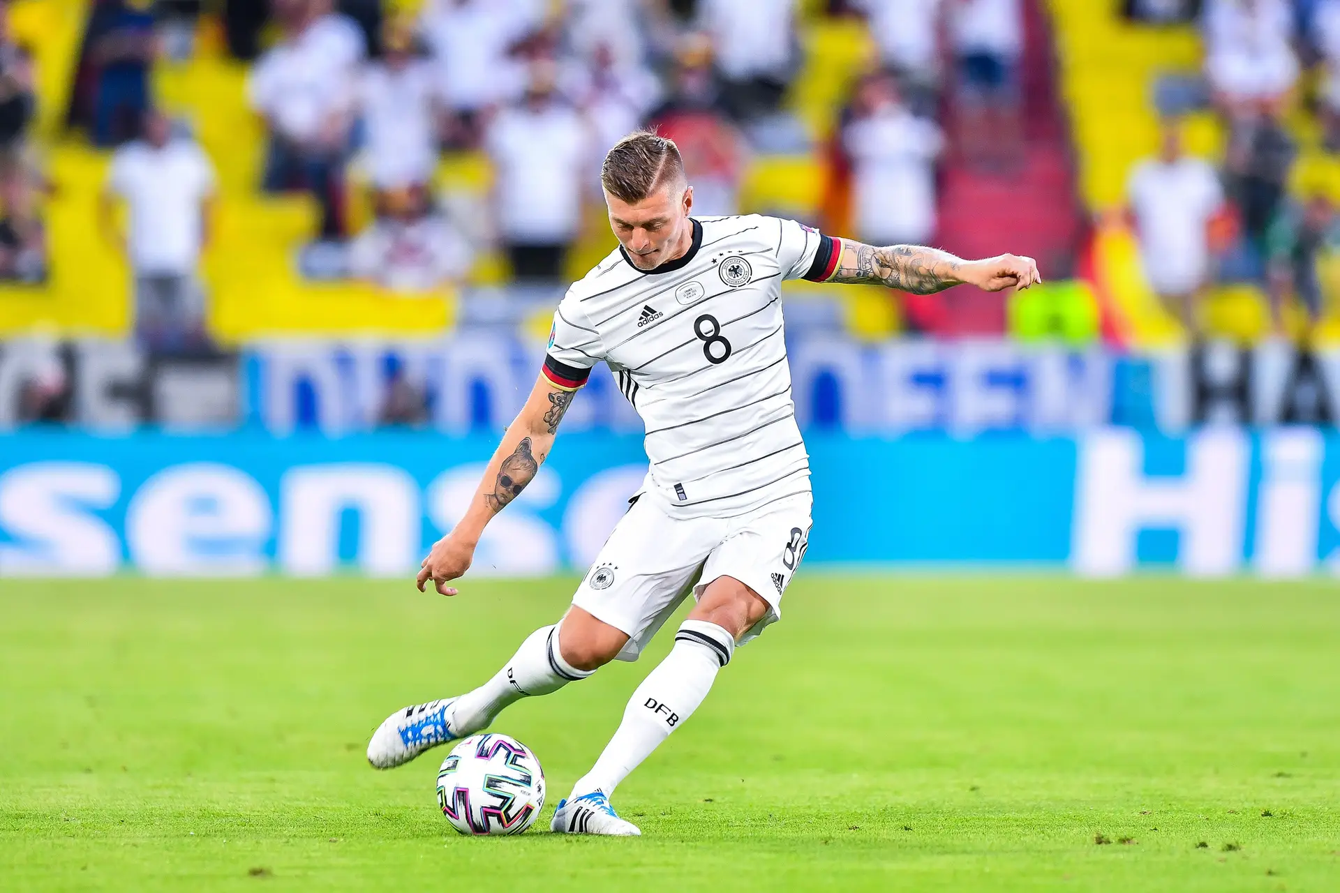 O tempo passou rápido enquanto Toni Kroos foi passando a bola
