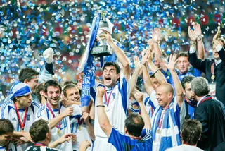 "Otto Rehhagel transformou um grupo de amadores numa equipa profissional": uma viagem à final do Euro 2004. Foi há 17 anos
