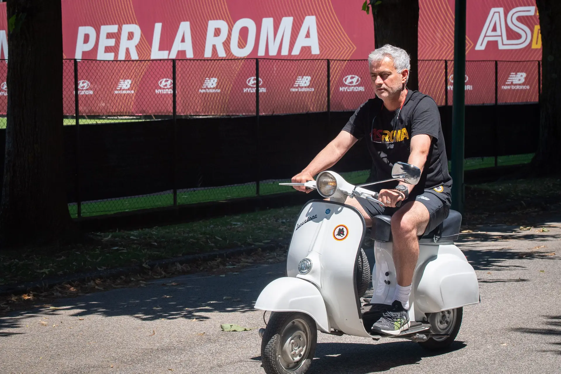 A vespa de José Mourinho vai sair da garagem: o português já não é treinador da Roma