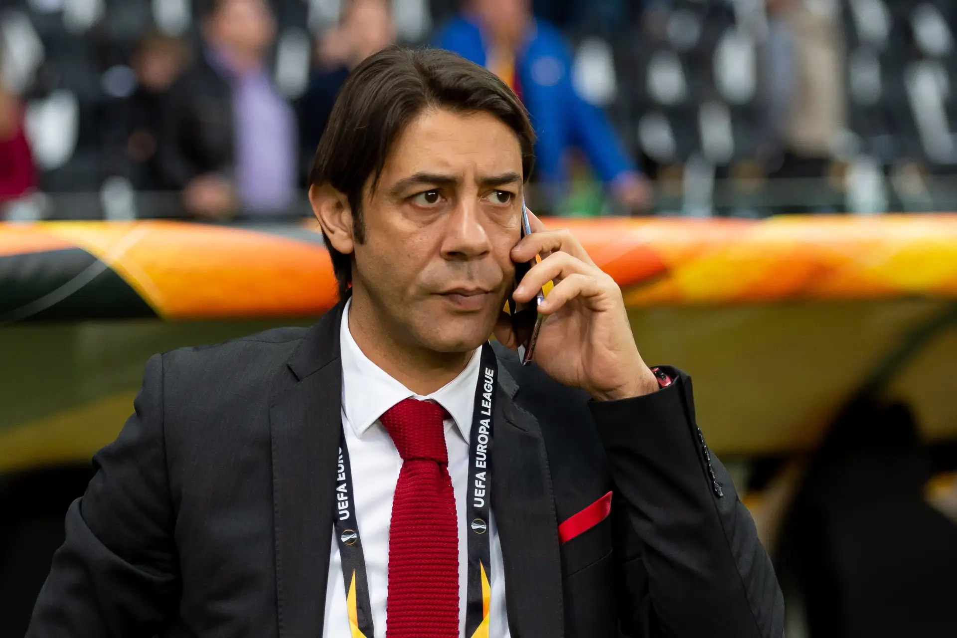 Movimento 'Servir o Benfica' questiona negócios de Rui Costa e do filho. Alegam possível "violação clara" dos Estatutos do clube
