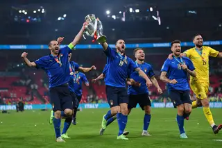 Euro2020. E aquele Cérbero de duas cabeças, Bonnucini e Chielucci? Se os põem a guardar a taça, nunca mais a tiram de Itália