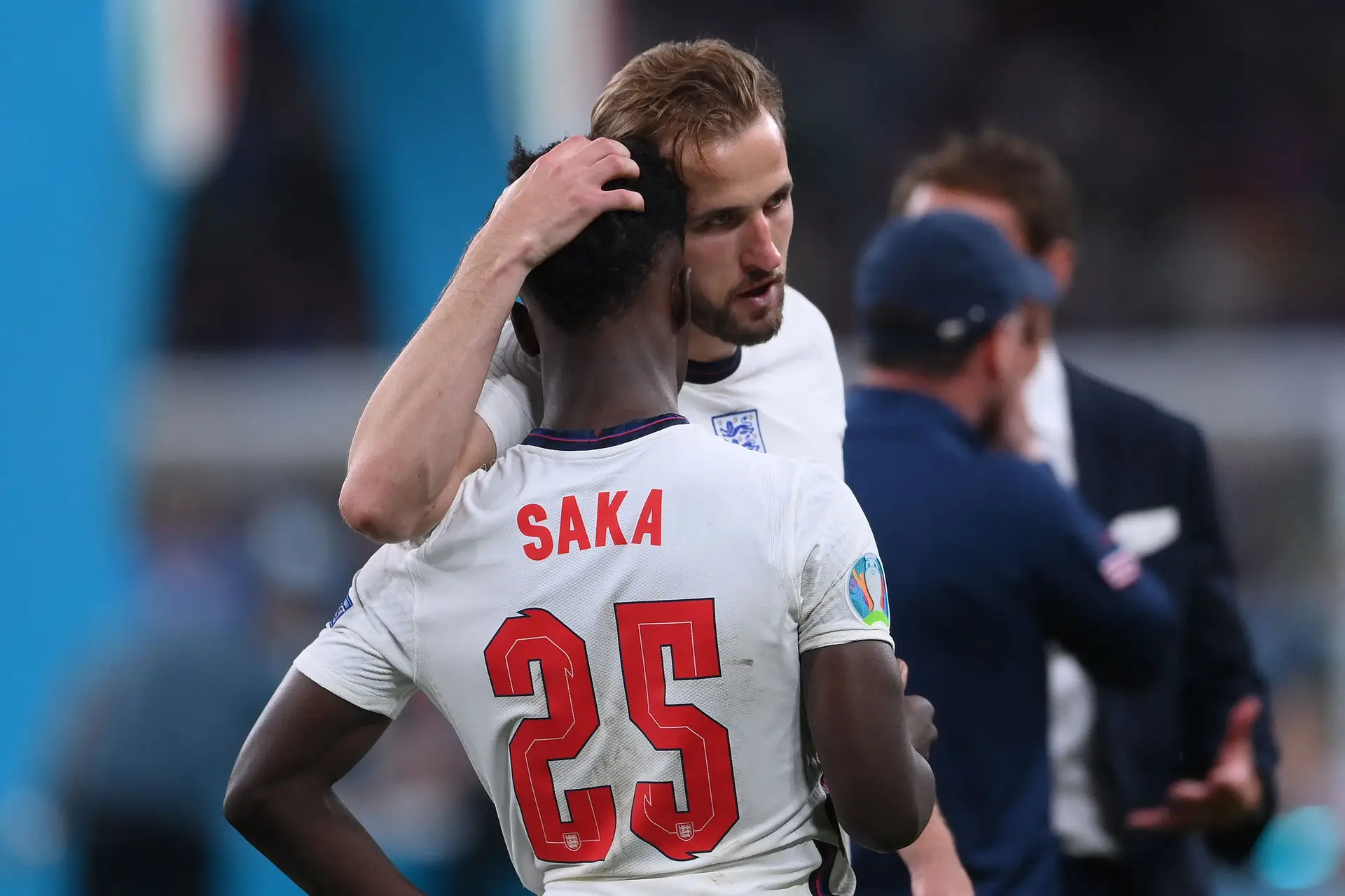 Saka confortado por Kane depois de ter falhado o penálti