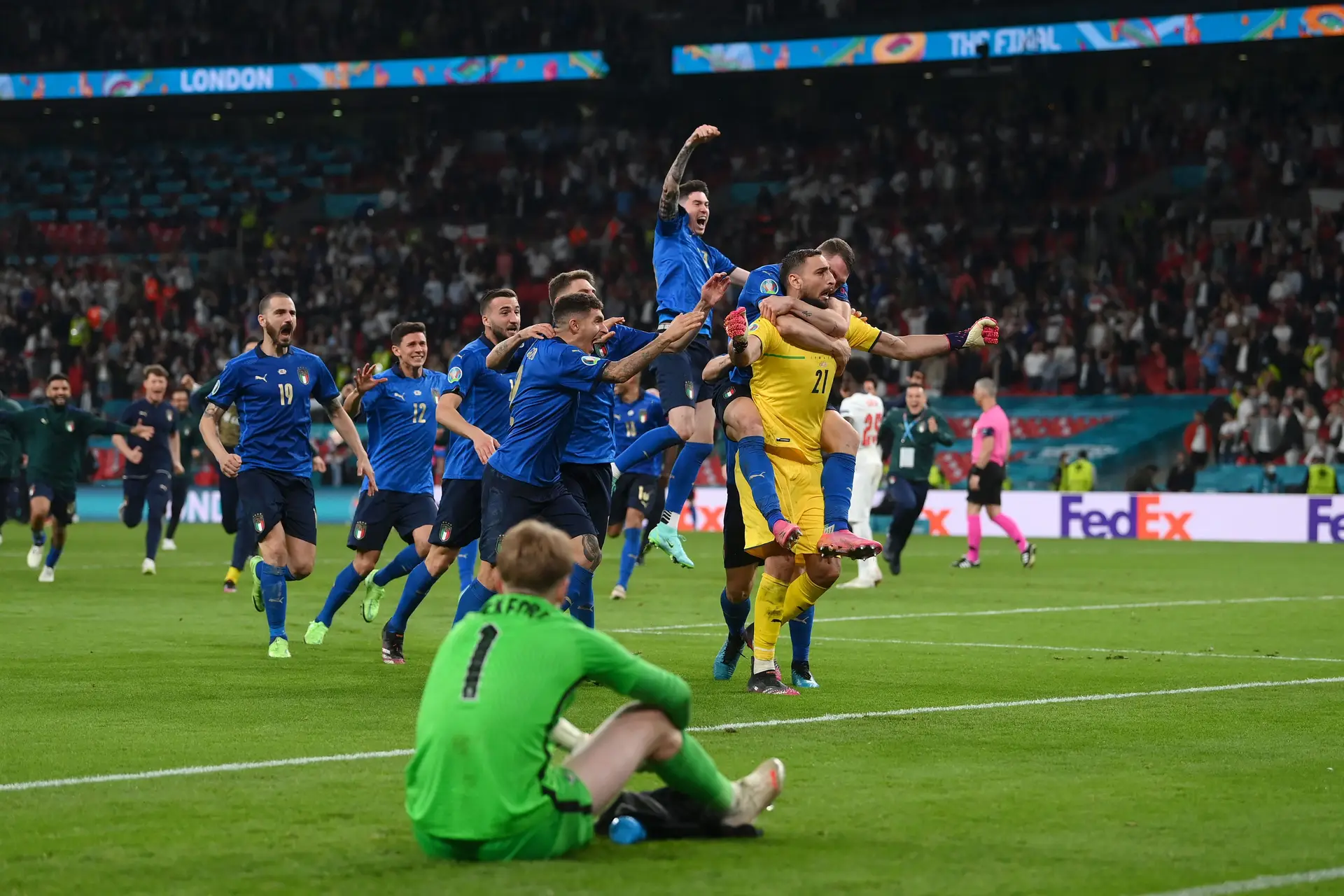 Já era campeão da Europa e não sabia: Donnarumma só percebeu que estava no céu quando os colegas correram para ele