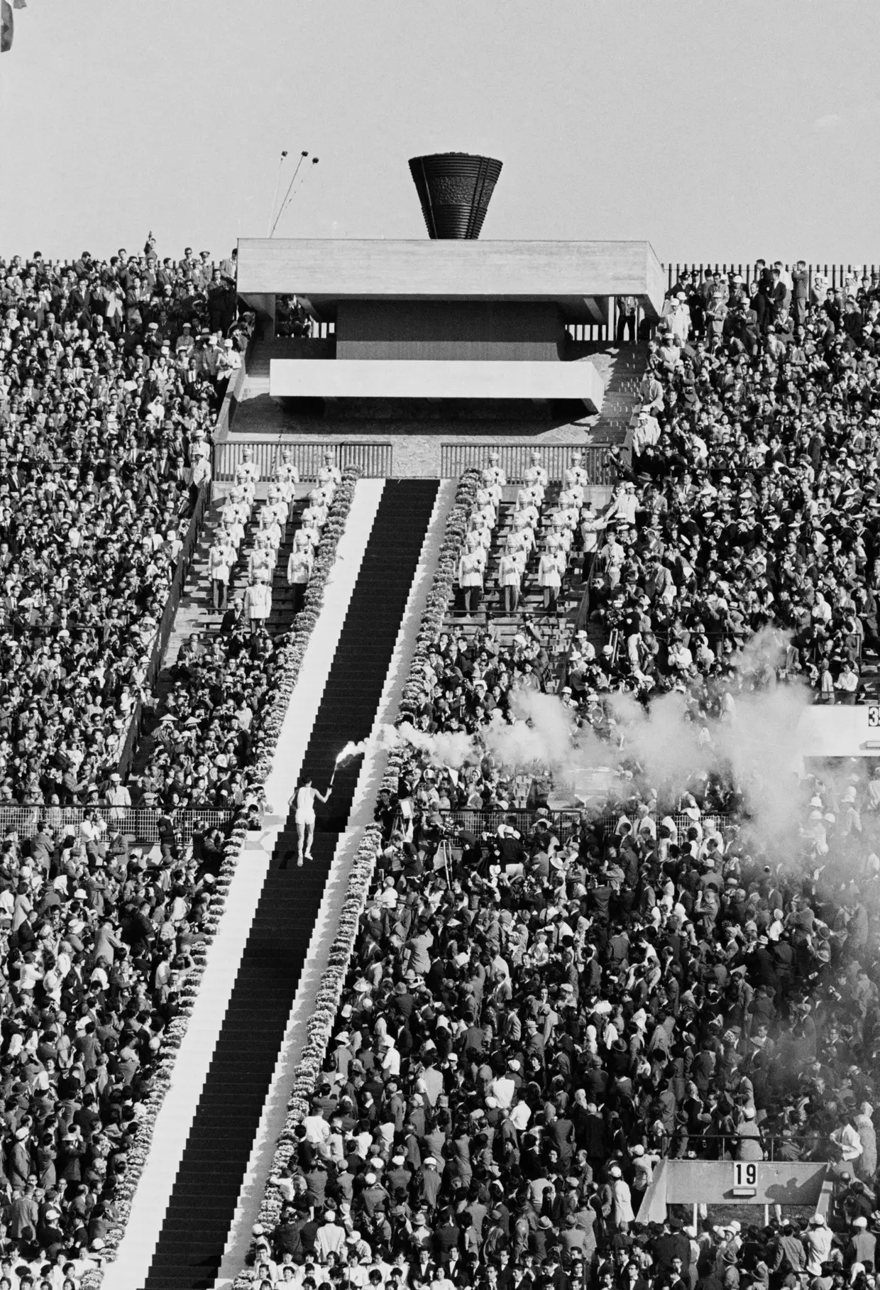 A tocha olímpica foi transportada por Yoshinori Sakai, o atleta que era conhecido como "bebé de Hiroshima", pois nasceu no dia em que a bomba atómica espalhou morte e miséria naquela cidade