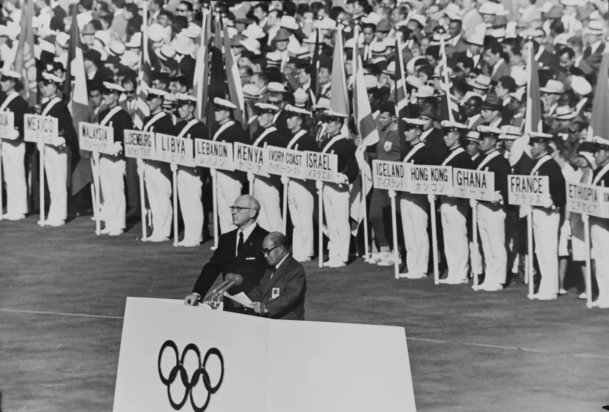 Avery Brundage, presidente do Comité Olímpico Internacional, e Daigoro Yasukawa, presidente do Comité Olímpico de Organização de Tóquio 1964, na cerimónia de abertura no Estádio Nacional