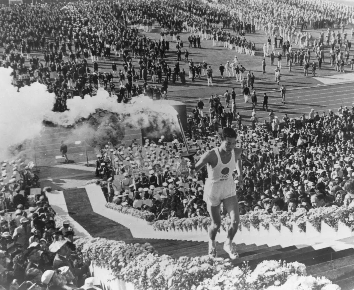 A tocha olímpica foi transportada por Yoshinori Sakai, o atleta que era conhecido como "bebé de Hiroshima", pois nasceu no dia em que a bomba atómica espalhou morte e miséria naquela cidade