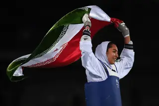 Kimia Alizadeh, em 2016, a celebrar a conquista da medalha de bronze com a bandeira do Irão