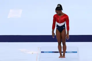 Soaram as sirenes: Simone Biles lesiona-se e desfalca os Estados Unidos na final por equipas na ginástica artística