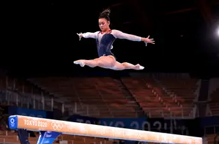 Em miúda dava saltos na cama, agora é campeã olímpica: Suni Lee é a rainha do all-around