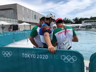 Atleta e treinador vêm as imagens da prova do australiano