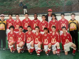 Ruben (em baixo ao centro), com 12 anos, nos iniciados do Benfica