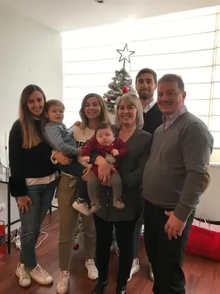Com os pais, a irmã, mulher e filhos