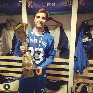 Rúben com a taça do campeonato conquistada ao serviço do Dínamo em 2013/14