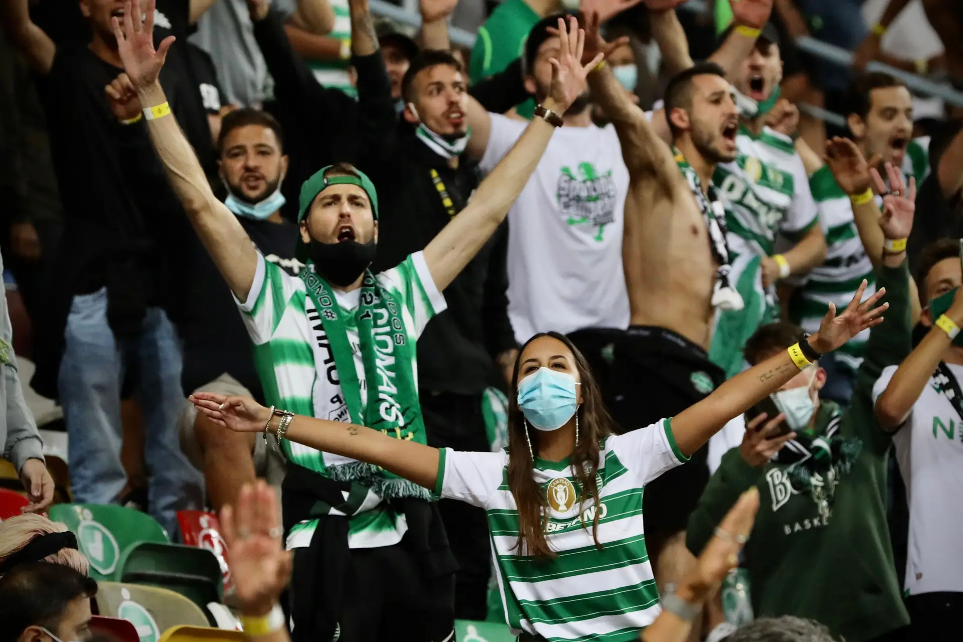 “Só pedimos hora e meia de felicidade. Esta é a nossa grande religião”. Eis a procissão de regresso dos fiéis da bola às bancadas