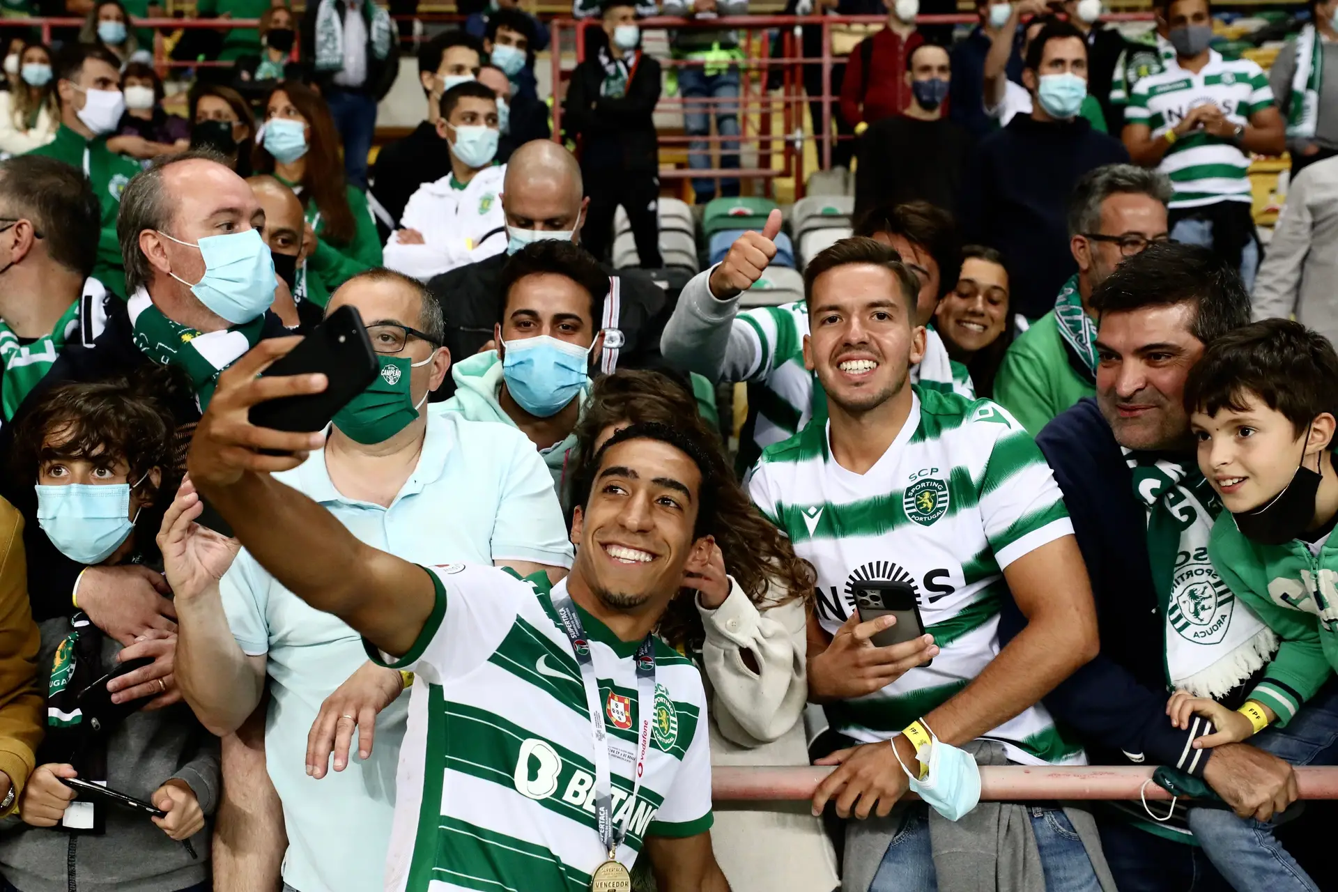 Rola a bola e o entusiasmo: o futebol e os adeptos estão de volta
