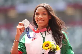As imagens da alegria de Patrícia Mamona a subir ao pódio para receber a sua medalha de prata