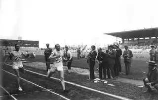 Paavo Nurmi vence 5000m, em Paris 1924