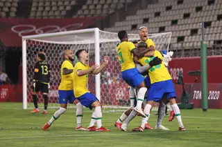 Brasil de Daniel Alves vai defender o título olímpico depois de bater Mexico nos penáltis
