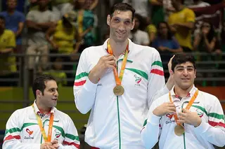 Chama-se Morteza Mehrzad, é iraniano e atleta paralímpico de voleibol. E mede 2,46 metros: “Nunca imaginei que pudesse, um dia, ser atleta”
