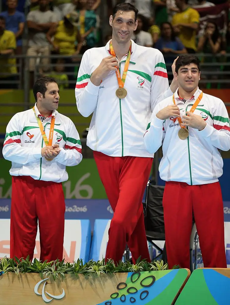 Chama-se Morteza Mehrzad, é iraniano e atleta paralímpico de