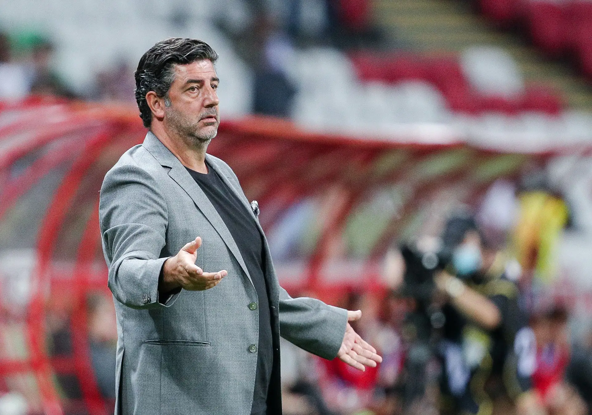 Tribuna Expresso Grandes Jogos Rui Vitoria E Evidente Que Esta Dificil Nao Contando Os Golos Fora Acaba Por Dar Mais Alento