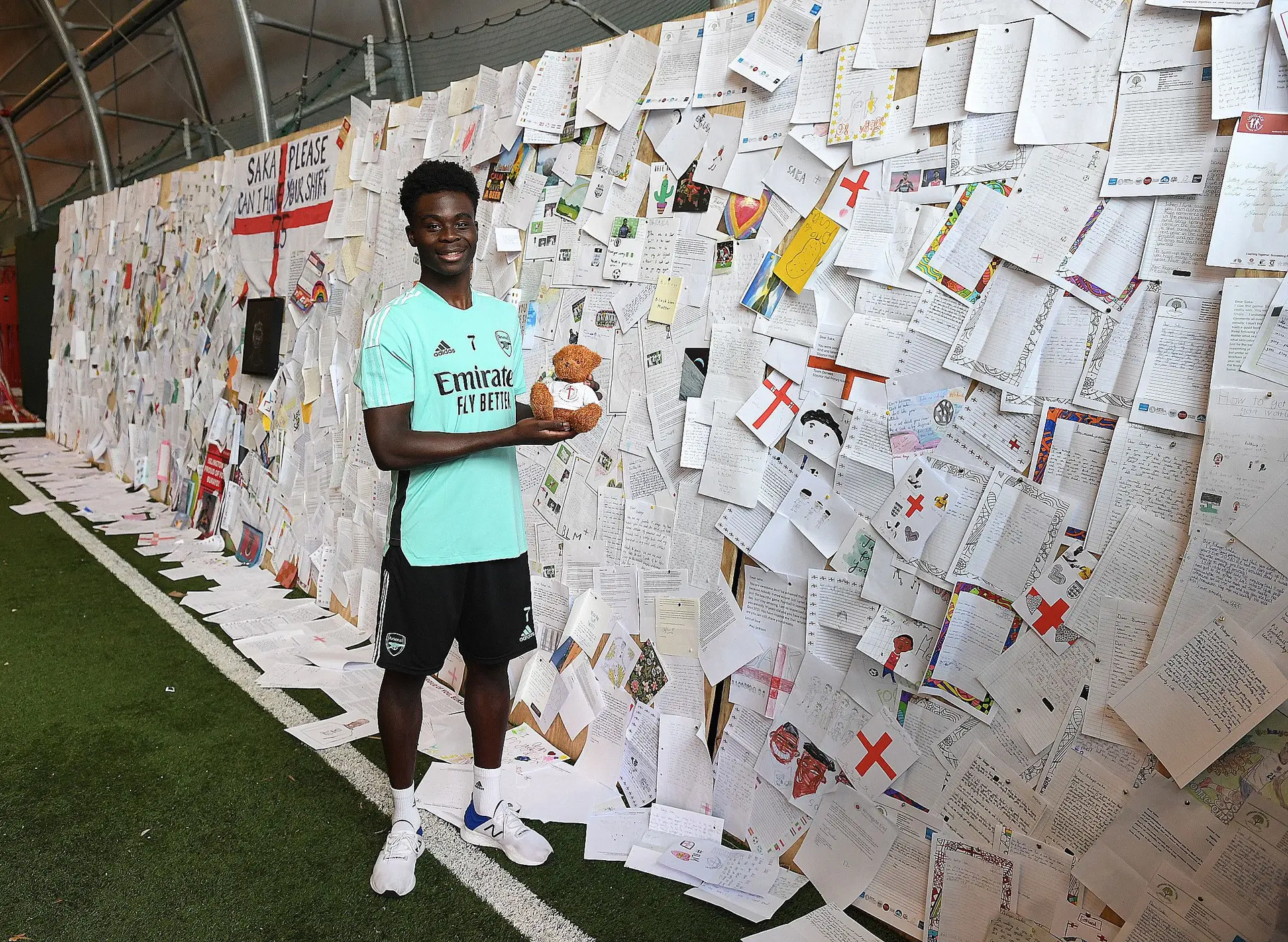 "Como é que posso agradecer tudo isto?" Depois dos insultos racistas, Bukayo Saka foi recebido com um mural de apoio dos adeptos do Arsenal
