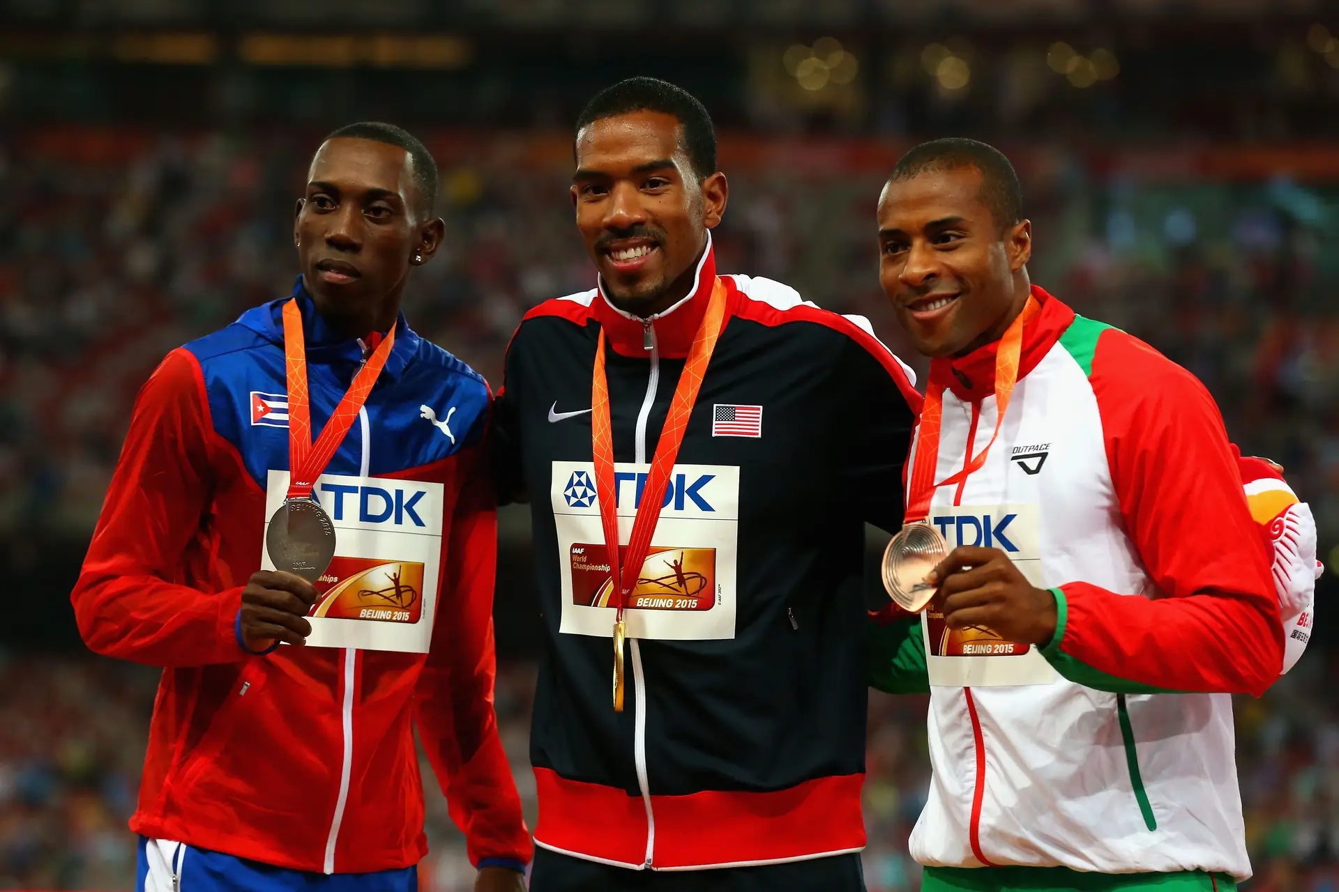 Pedro Pablo Pichardo e Nelson Évora, no mesmo pódio, em 2015, nos Mundiais de Pequim, quando o primeiro ainda competia por Cuba