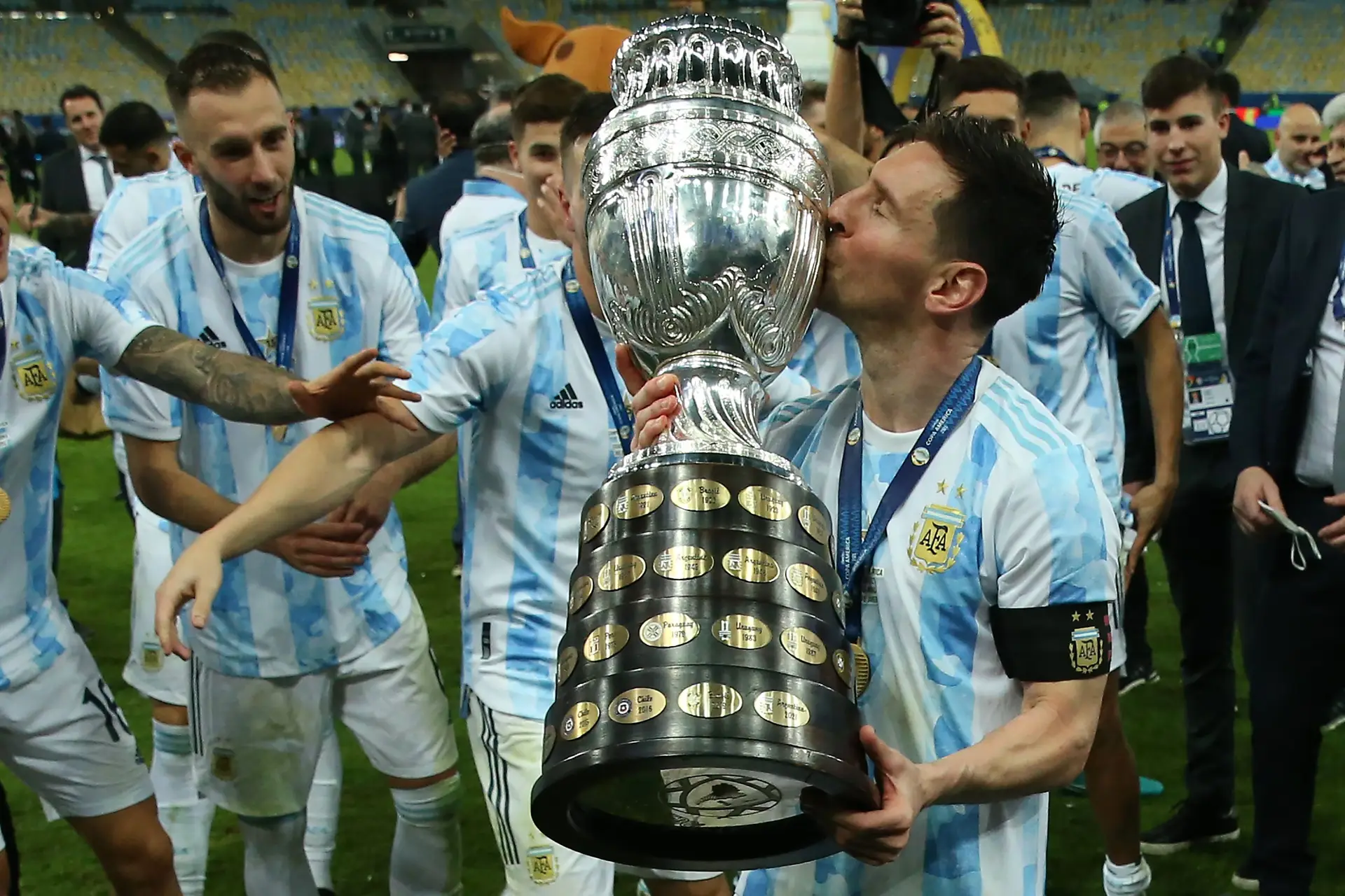 PSG oferece 40 milhões líquidos por ano a Messi, escreve L'Equipe