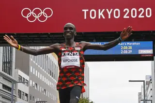 Queniano Eliud Kipchoge renova o título na maratona