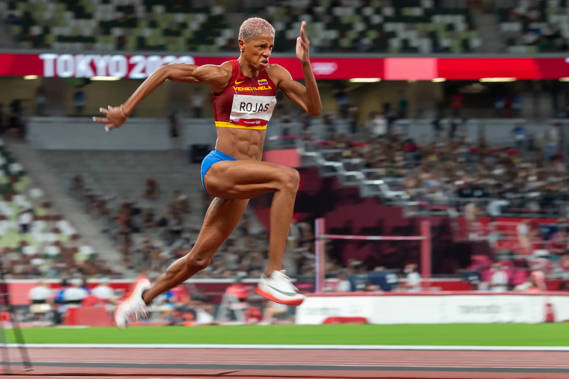 Uma das quase garantidas medalhas de ouro de Paris deixou de estar garantida: Yulimar Rojas não vai aos Jogos Olímpicos