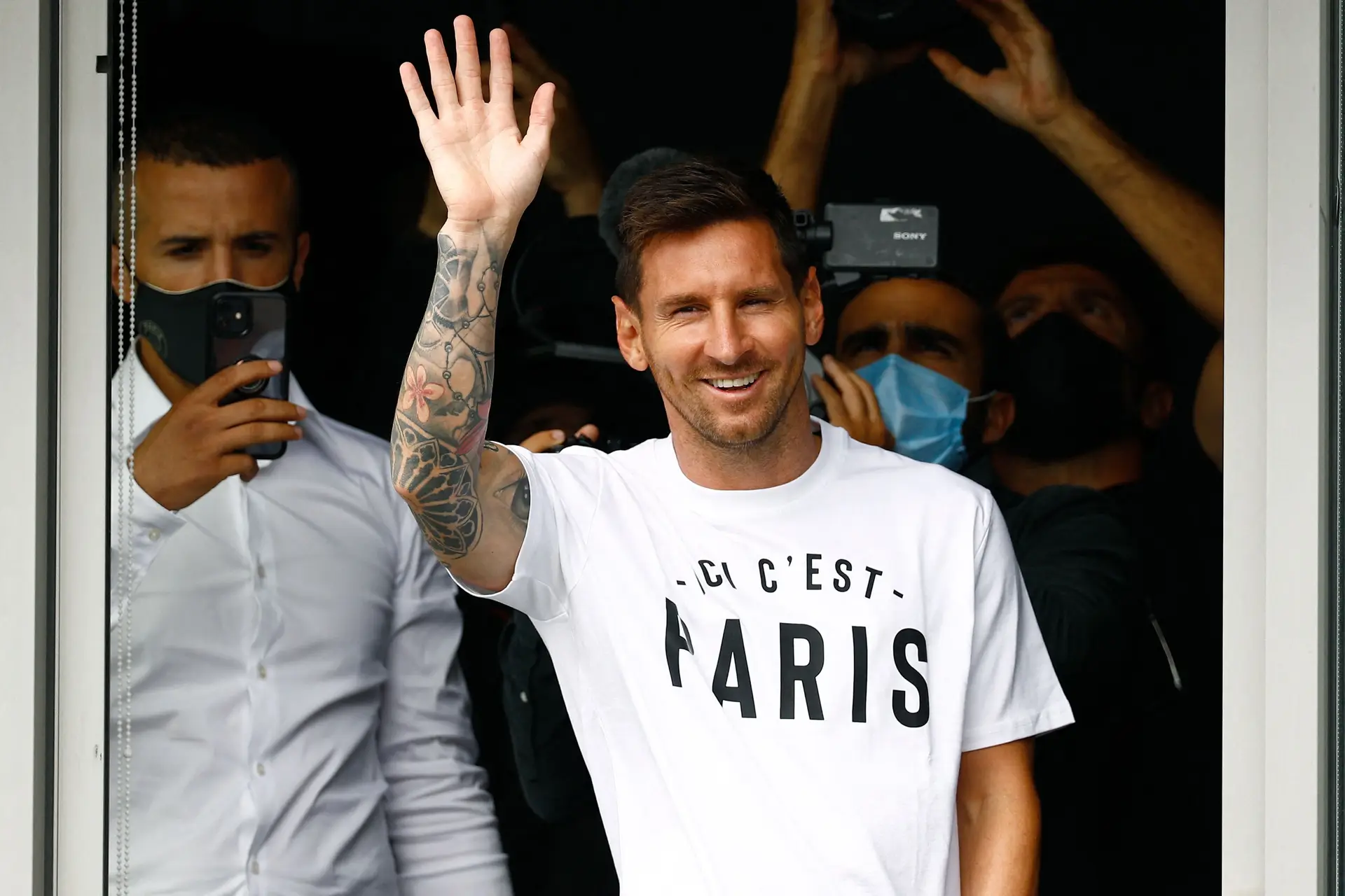 Messi chegou a Paris, vestiu à Paris e disse olá à multidão que o esperava em Paris