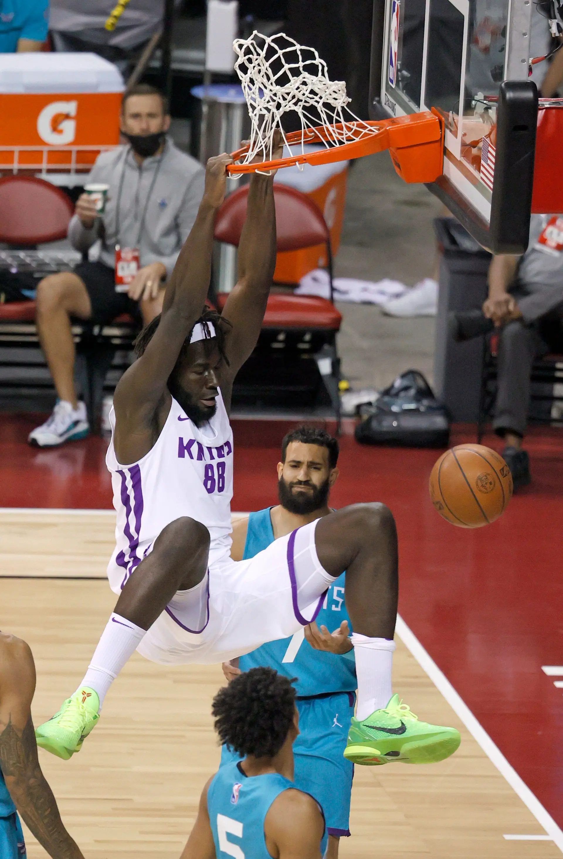 Nove pontos, seis ressaltos, alguns blocos e um afundanço. Neemias Queta, o primeiro português da NBA, estreou-se na Summer League