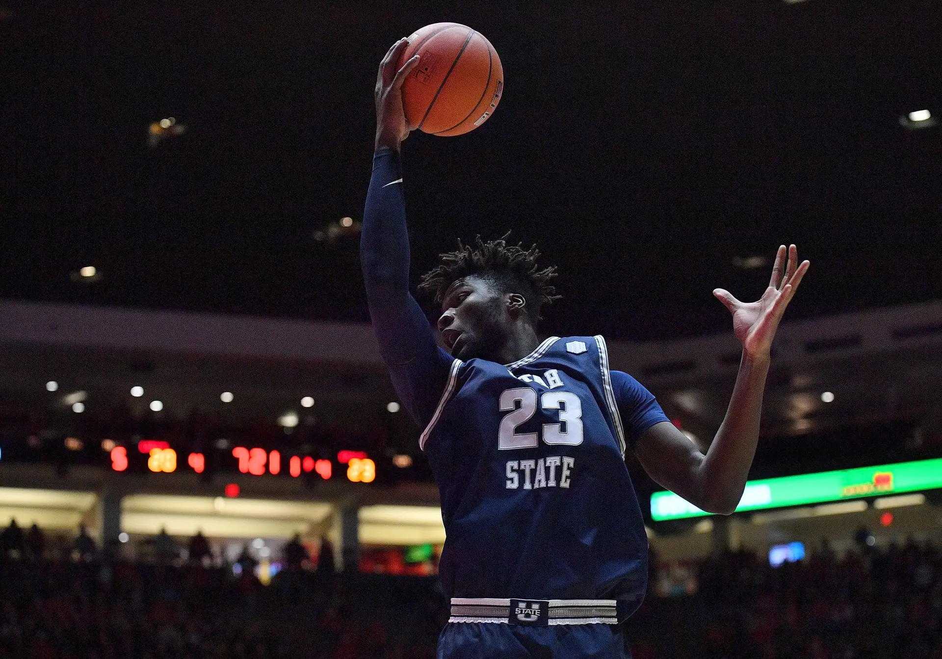 Neemias Queta, ainda no tempo em que jogava no Utah State, no campeonato universitário dos EUA