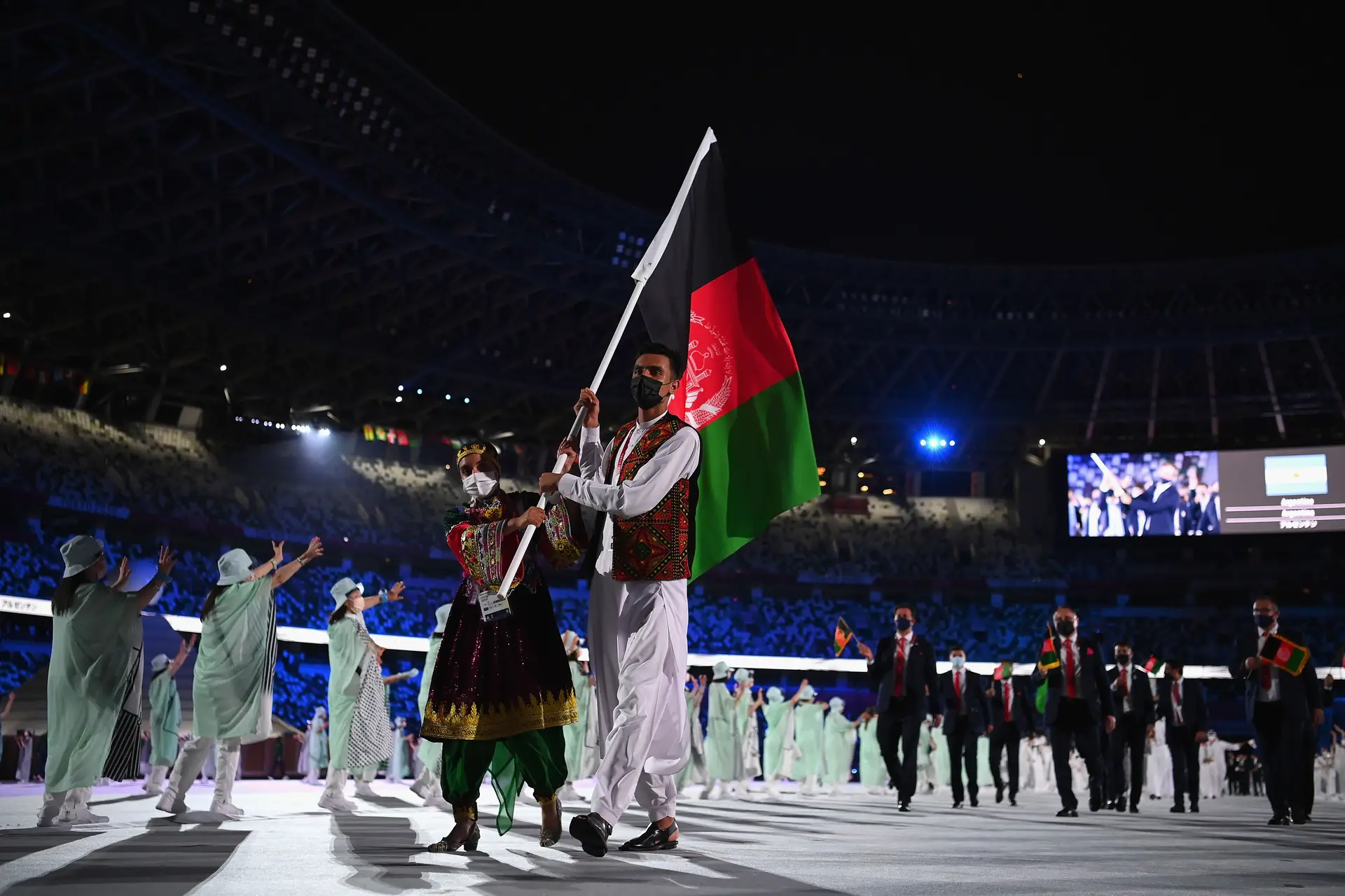Kimia Yousofi e Farzad Mansouri, os porta-estandartes do Afeganistão na cerimónia de abertura dos Jogos Olímpicos, em Tóquio, que decorreram antes do arranque dos Paralímpicos