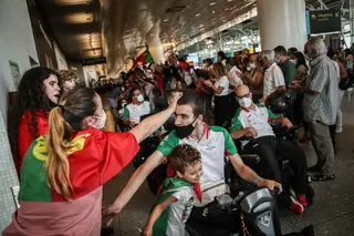 Houve festa no aeroporto a dar as boas-vindas de volta aos atletas paralímpicos portugueses