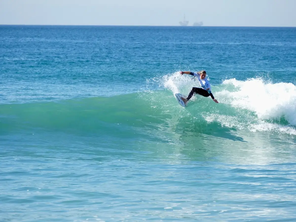 Francisca Veselko tem 18 anos, é campeã nacional de surf e agora