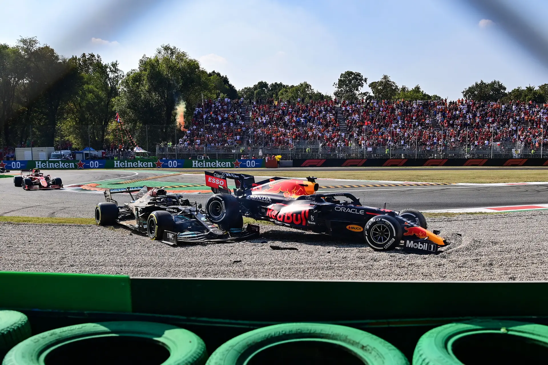 “Predominantemente culpado”. Max Verstappen penalizado após acidente com Lewis Hamilton