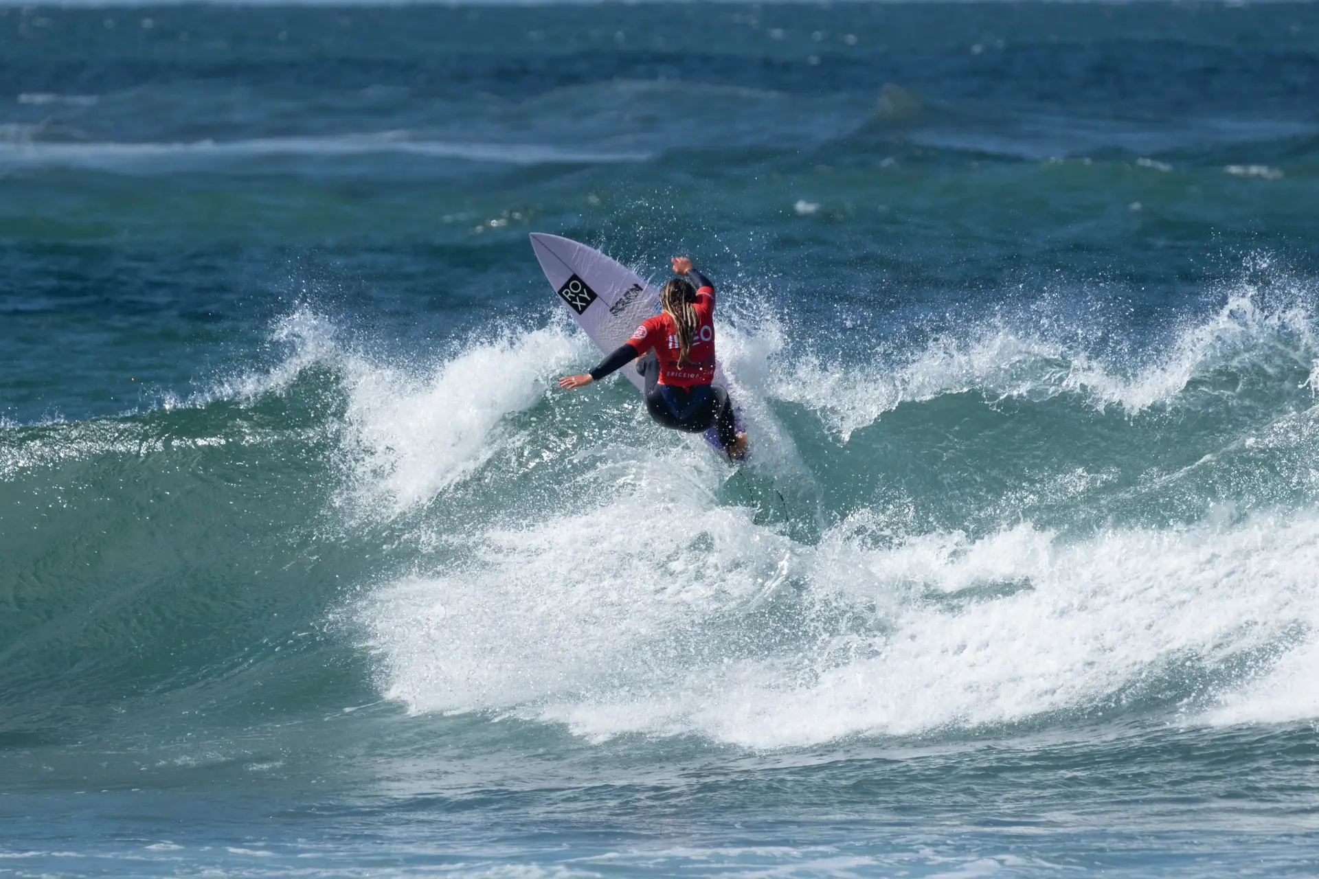 Francisca Veselko tem 18 anos, é campeã nacional de surf e agora