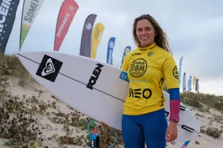 Francisca Veselko tem 18 anos, é campeã nacional de surf e agora quer virar-se lá para fora: “Não tenho medo nenhum de ir contra elas”