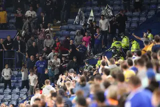 O jogo entre Leicester e Nápoles acabou mal nas bancadas. "Ultras" italianos envolveram-se em confrontos com a polícia inglesa