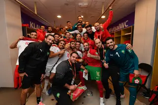 A seleção de Marrocos com Ricardinho após o jogo contra Portugal