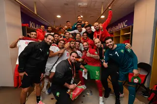 A seleção de Marrocos com Ricardinho após o jogo contra Portugal