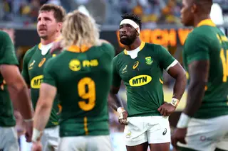 O primeiro capitão negro da seleção da África do Sul contou a sua história: “Às vezes, cruzo-me com homens que bateram na minha mãe”