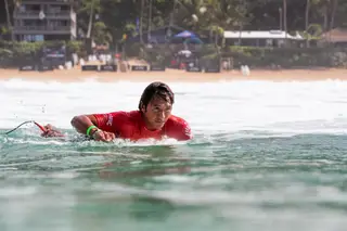 Joshua Moniz, surfista havaiano, transportado para o hospital após queda na praia dos Supertubos, em Peniche