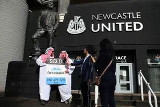 Os novos donos do Newcastle, com Bobby Robson a "olhar o céu"