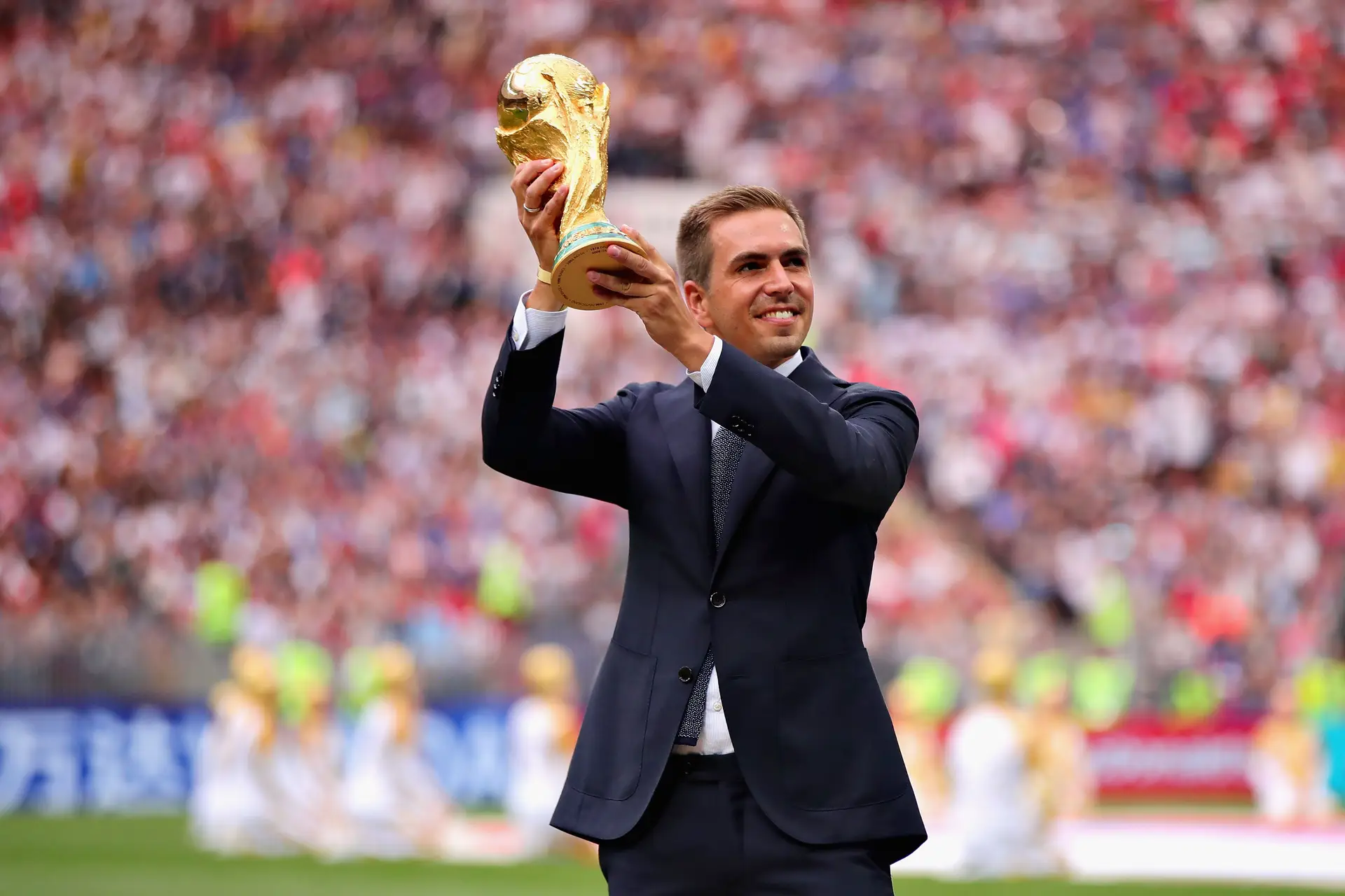 Philipp Lahm diz não estar interessado em ir ao Mundial do Catar e espera que os jogadores não contornem o tema dos direitos humanos
