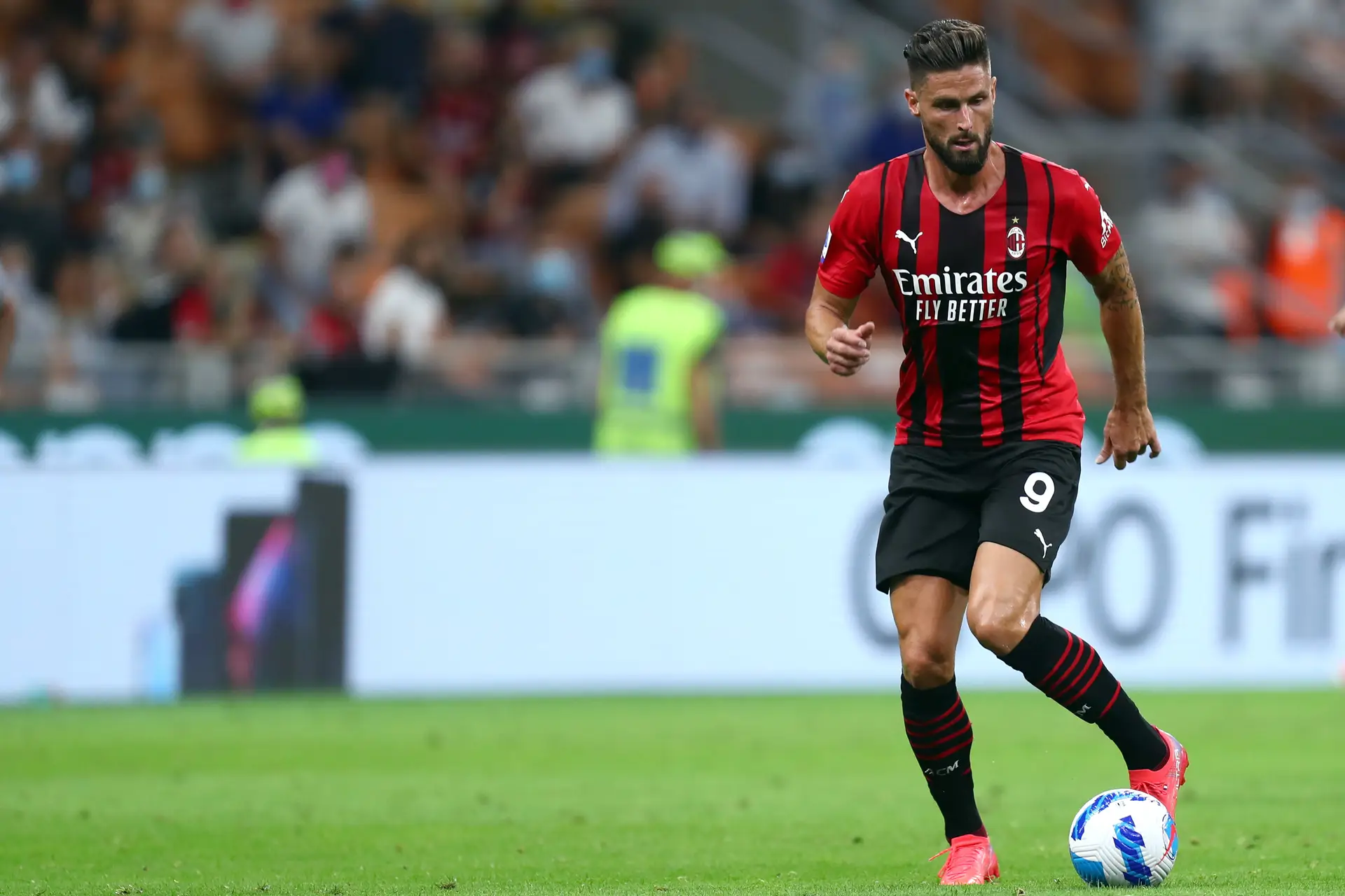 Giroud perde pênalti, mas garante classificação do Milan sobre o