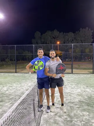 Marco (à direita) tem como hóbi jogar Padel