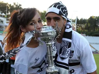 Marco com a namorada Cácia e a Taça de Portugal conquistada pelo V. Guimarães