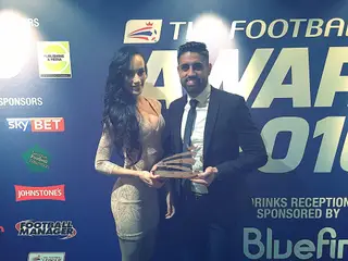 Marco com a mulher Cácia, no dia em que recebeu o troféu de melhor golo da Championship, em 2016